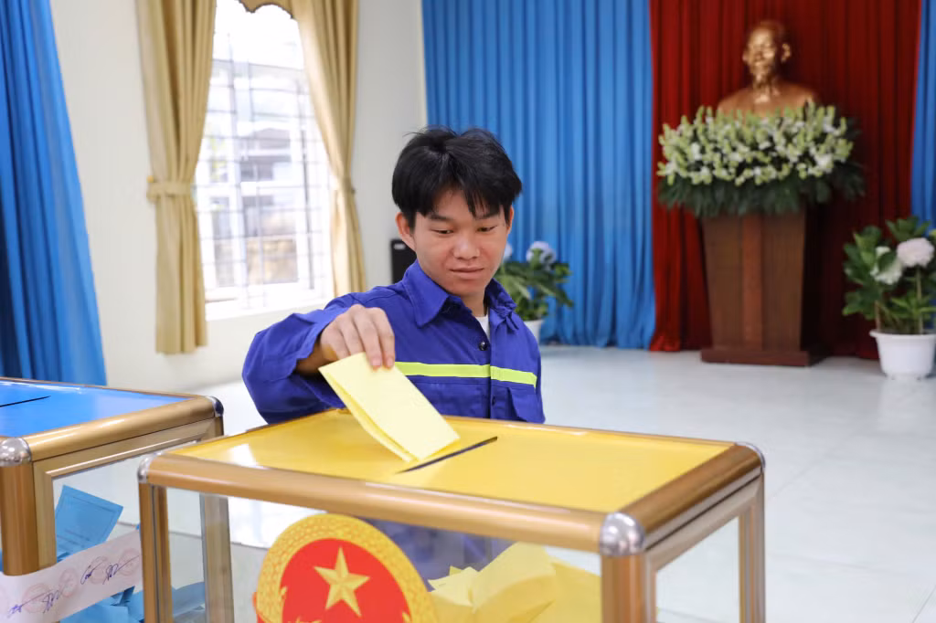 Các cử tri là công nhân bỏ phiếu bầu cử.