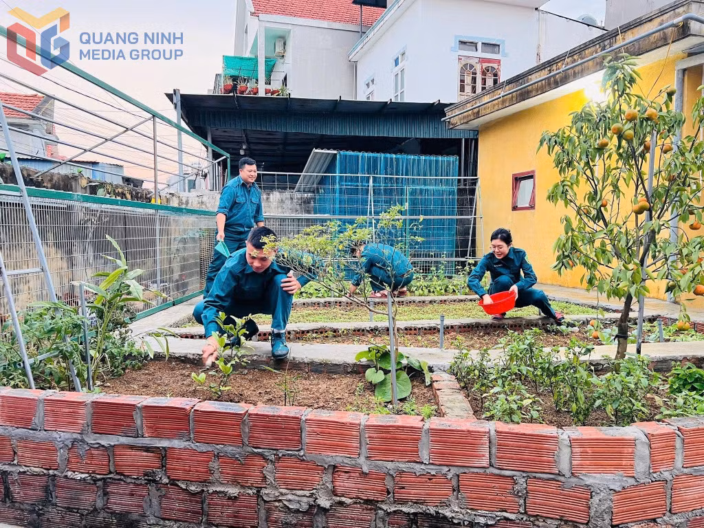 Chị Bùi Thị Phương cùng đồng đội chỉnh trang, chăm sóc các khu vực cây xanh tại đơn vị.
