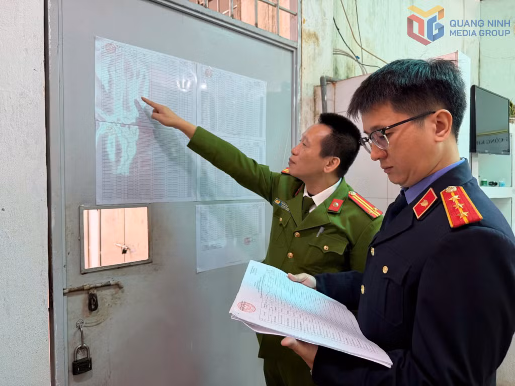Phân trại tạm giam Móng Cái phối hợp cùng cán bộ Viện Kiểm sát nhân dân khu vực 6 rà soát danh sách cử tri là người bị tạm giam, giữ.