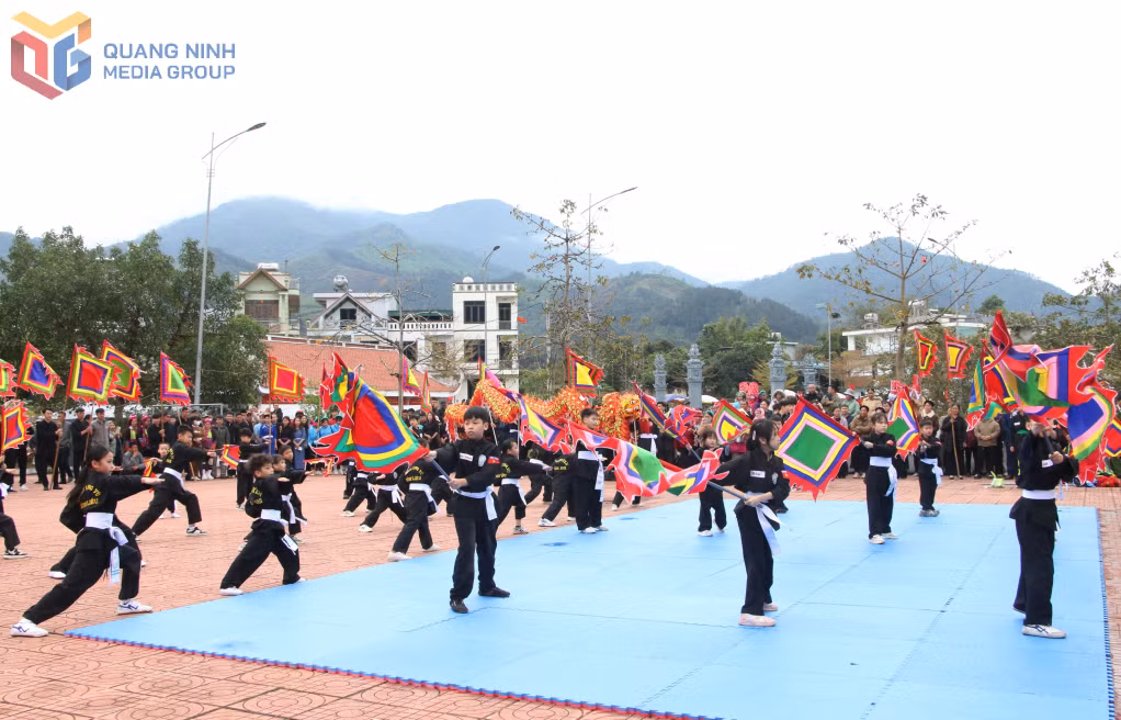 Biểu diễn võ thuật cổ truyền dân tộc tại lễ hội.