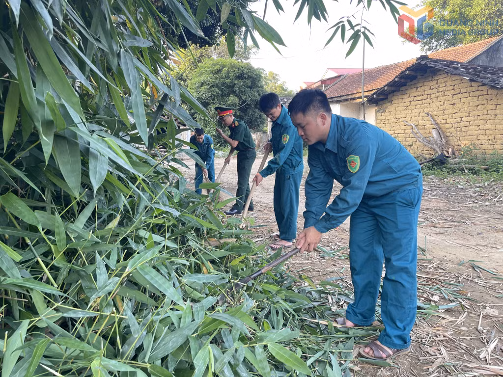 Lực lượng tự vệ xã Hoành Mô dọn dẹp vệ sinh, bảo vệ môi trường.