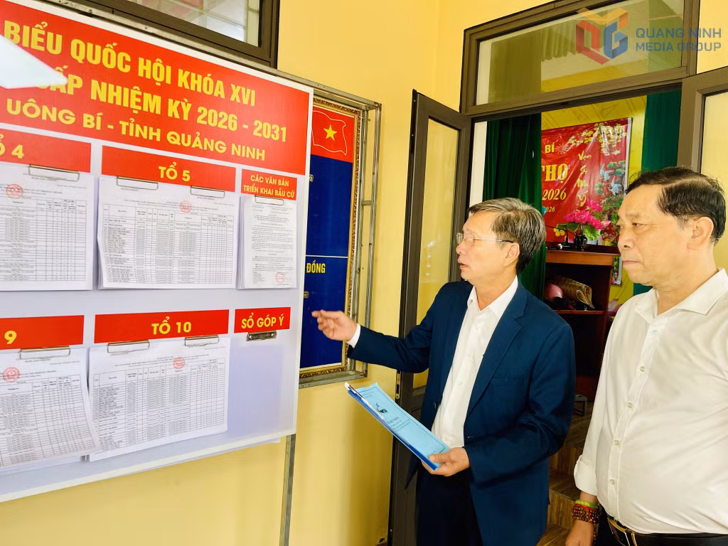 Lãnh đạo HĐND phường Uông Bí trực tiếp giám sát công tác chuẩn bị bầu cử tại khu vực bỏ phiếu số 30, khu Thanh Sơn 6.