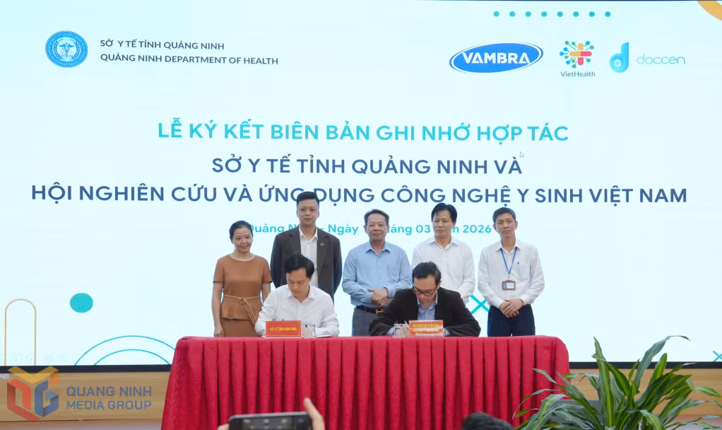 Đại diện Sở Y tế Quảng Ninh và Hội Nghiên cứu và Ứng dụng Công nghệ Y - Sinh Việt Nam ký kết biên bản hợp tác.