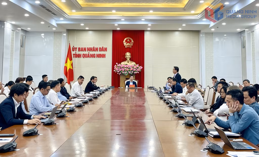 Lãnh đạo Ban Quản lý Khu kinh tế tỉnh báo cáo về tình hình hoạt động của các KCN trên địa bàn tỉnh.