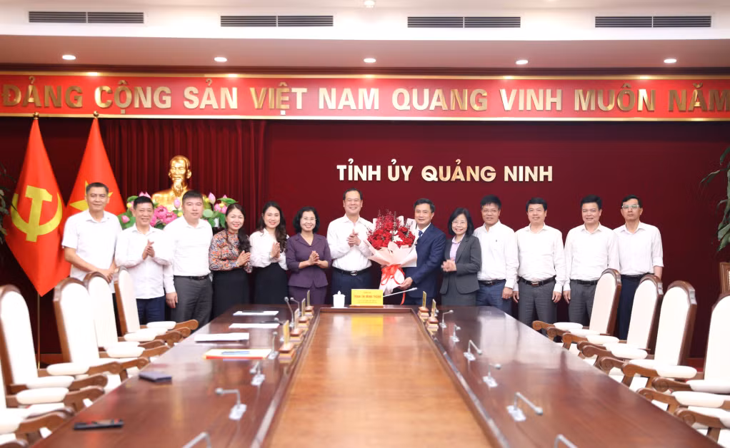 Lãnh đạo tỉnh và Ban Nội chính Tỉnh ủy tặng hoa chúc mừng đồng chí Nguyễn Duy Dũng, Phó Trưởng Ban Nội chính Tỉnh ủy.
