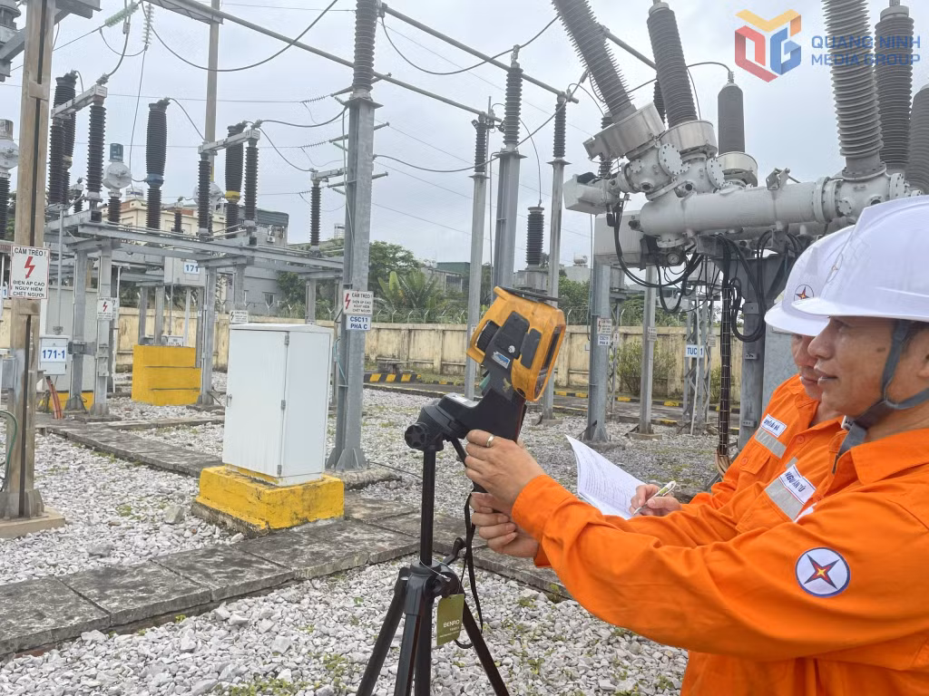 Nhân viên Công ty Điện lực Quảng Ninh kiểm tra lưới điện. Ảnh: Cao Quỳnh