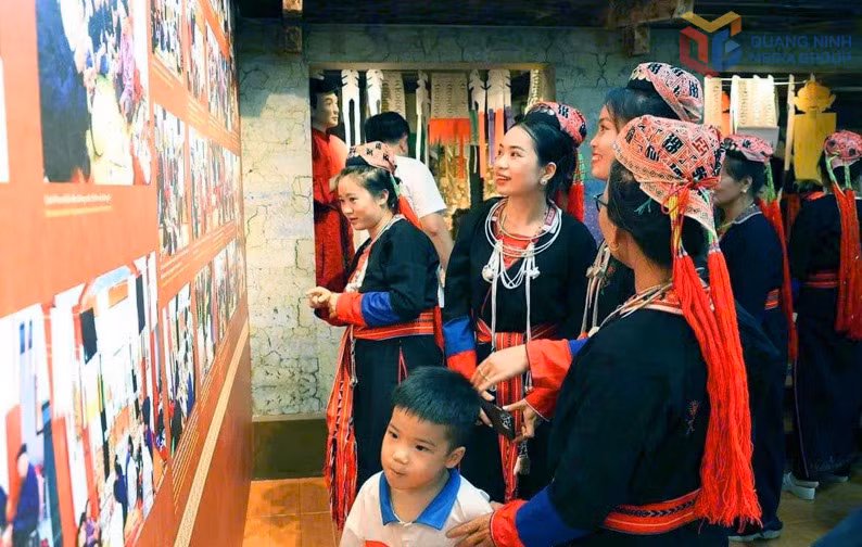 Không gian trưng bày văn hóa người Dao Thanh Y ở phường Yên Tử thu hút đông đảo du khách và người dân tham quan. Ảnh: Hà Phong