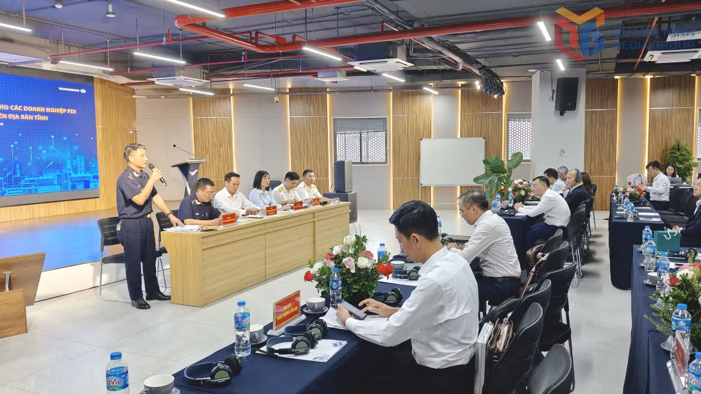 Đại diện lãnh đạo các sở, ngành chức năng của tỉnh đối thoại, tháo gỡ khó khăn, vướng mắc cho các doanh nghiệp FDI.