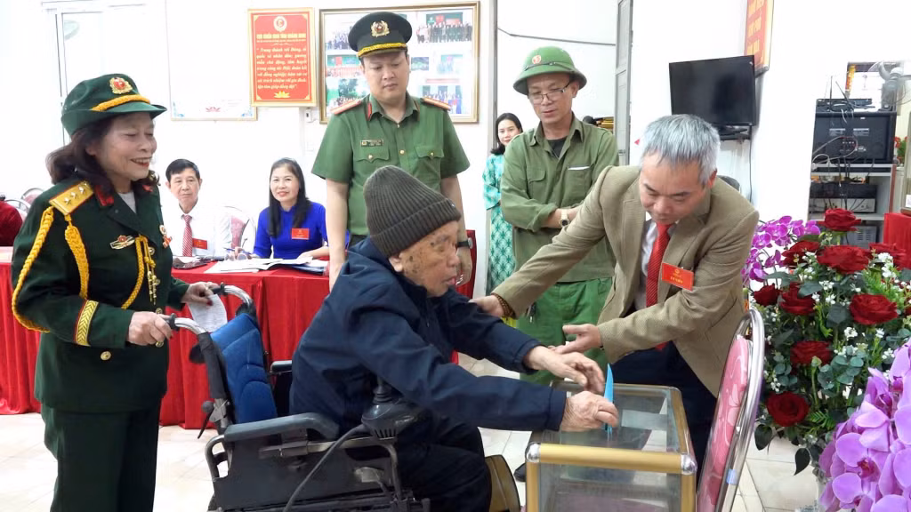 Cử tri phường Quanh Hanh tự tay bỏ phiếu.