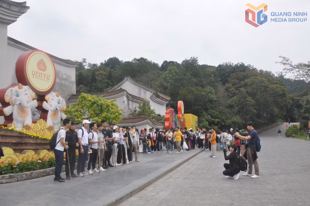 Yên Tử vào mùa hội xuân có thể đón cả vạn khách mỗi ngày.