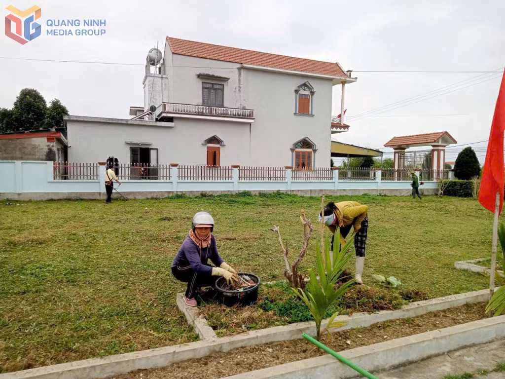 Hội viên HND thôn Quảng Minh 3, xã Quảng Hà, dọn vệ sinh tại nhà văn hóa thôn để chuẩn bị cho ngày bầu cử.