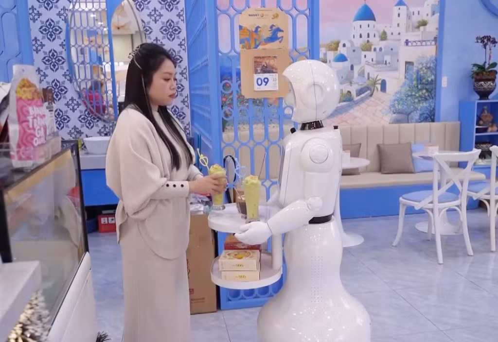 Khách hàng trải nghiệm với robot tại quán Cà phê Bomi, phường Hạ Long.