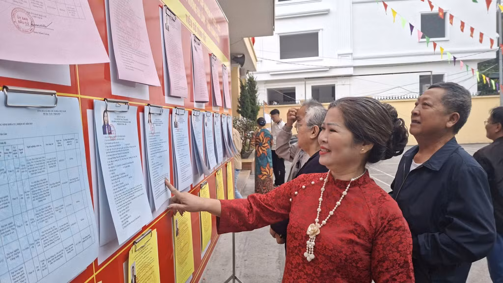 Cử tri khu 8 Hà Lầm (phường Hà Lầm) nghiên cứu lại danh sách ứng cử viên để bỏ phiếu bầu các ứng viên có đủ đức, đủ tài, có tâm, có tầm vào Quốc hội và Hội đồng nhân dân các cấp nhiệm kỳ 2026-2031.