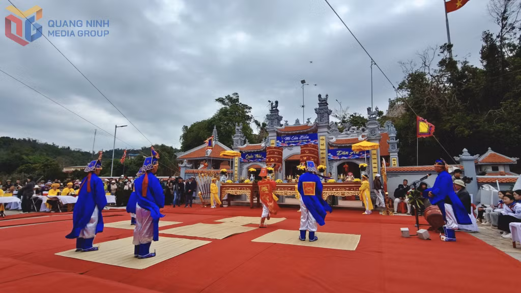 Phần lễ tế truyền thống trước cổng miếu đã được người dân nơi đây giữ gìn và trao truyền qua nhiều thế hệ.