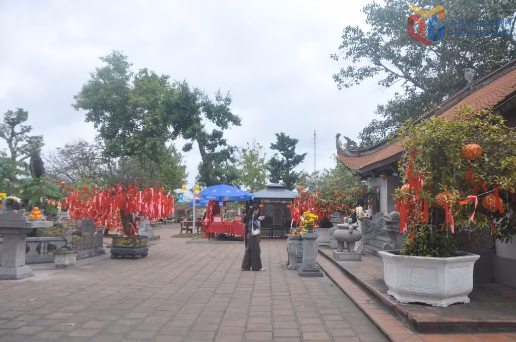 Miếu vua Bà nằm trong Quần thể di tích Bạch Đằng được trang trí rực rỡ chào đón du khách bốn phương.