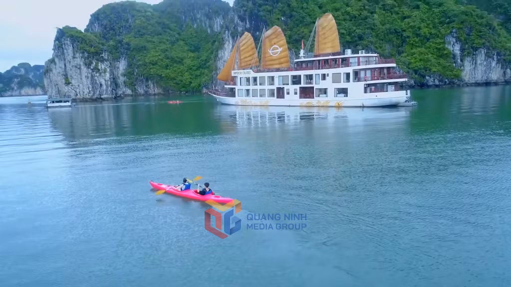 Vịnh Bái Tử Long mang đến trải nghiệm yên bình, hoang sơ với các hoạt động hấp dẫn như tắm biển, chèo kayak, tham quan và khám phá hệ thống hang động tự nhiên độc đáo