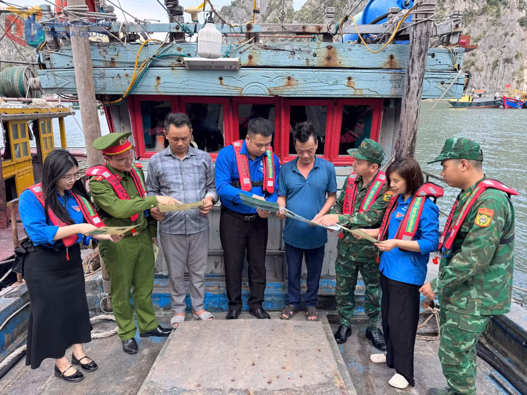 ĐVTN phường Hạ Long và CBCS Hải đội Biên phòng 2 tuyên truyền pháp luật cho ngư dân trên biển.