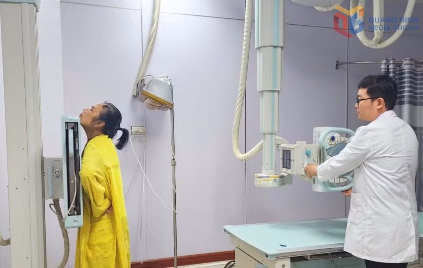 Kỹ thuật viên Khoa Chẩn đoán hình ảnh (Bệnh viện Đa khoa tỉnh) đang thực hiện ca chụp X-quang phổi cho người bệnh.
