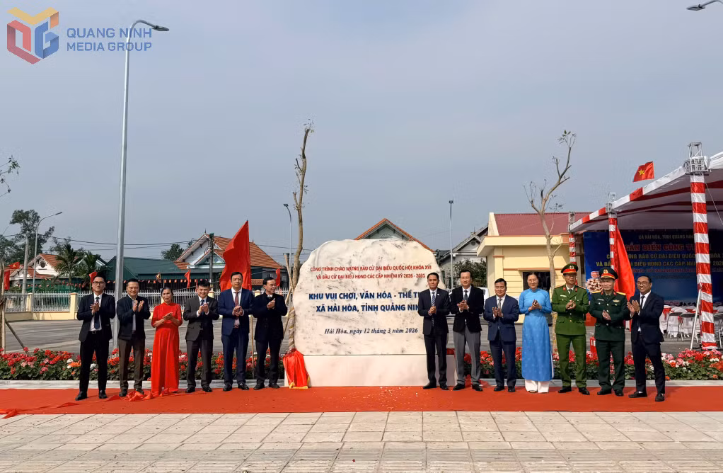 Các đại biểu gắn biển công trình nhà văn hóa, khu vui chơi thể thao thôn 2. 