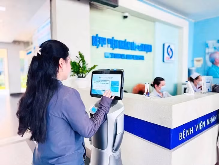 “AI robot tiếp tân” với nhiệm vụ hướng dẫn, chỉ đường, cung cấp thông tin cho người bệnh tại Bệnh viện Nhân dân Gia Định - Ảnh: BVCC