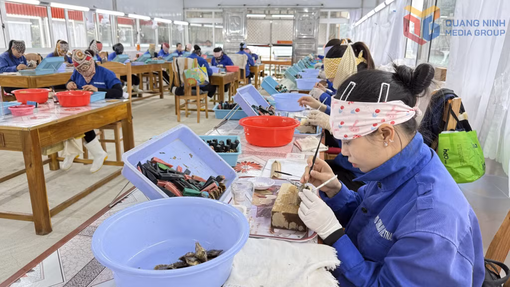 Công nhân lao động làm việc tại 