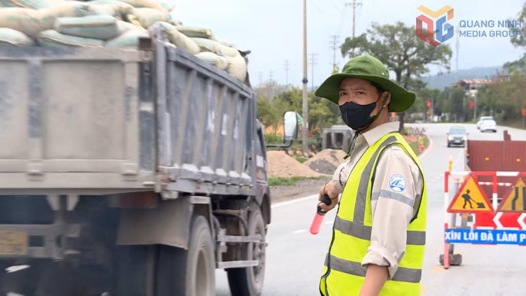 Nhà thầu bố trí người đảm bảo giao thông tại 2 đầu công trình đang thi công.