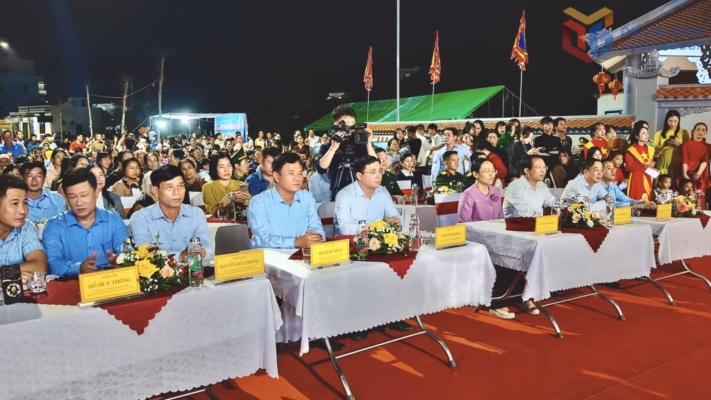 Các vị đại biểu đại diện lãnh đạo Đảng uỷ, HĐND, UBND đặc khu Cô Tô dự chương trình nghệ thuật.