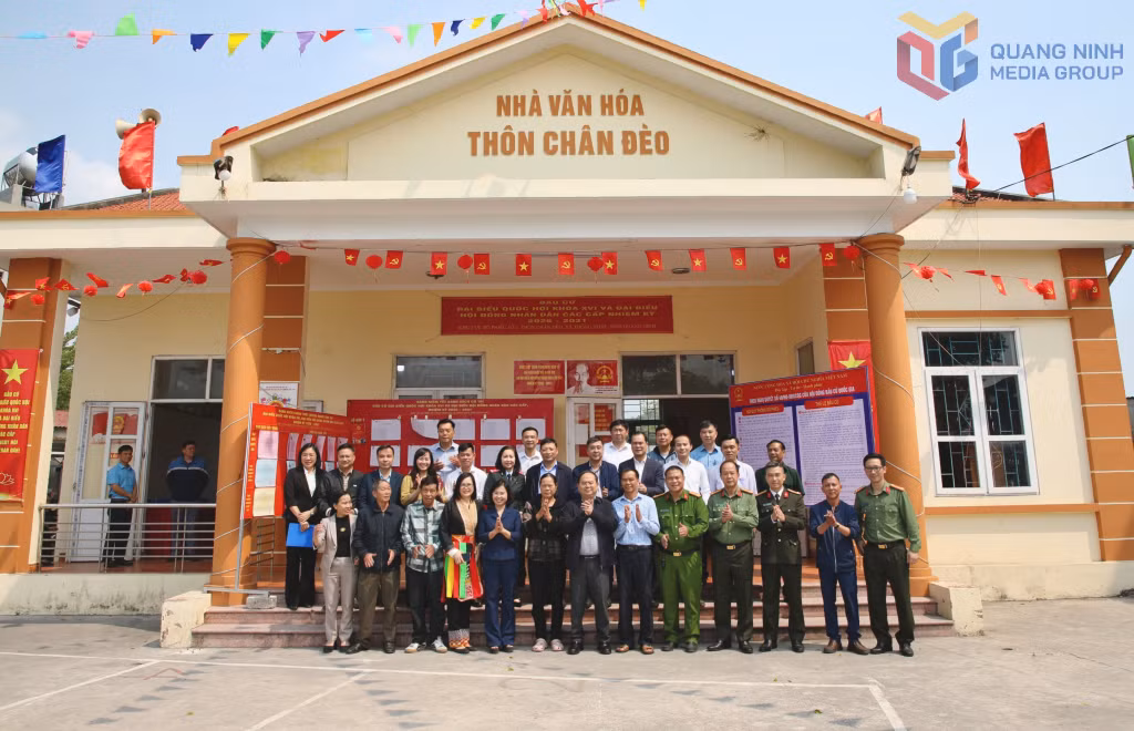 Đồng chí Bí thư Tỉnh ủy, Trưởng Đoàn ĐBQH tỉnh cùng đoàn công tác chụp ảnh lưu niệm với với cán bộ, nhân dân xã Thống Nhất.
