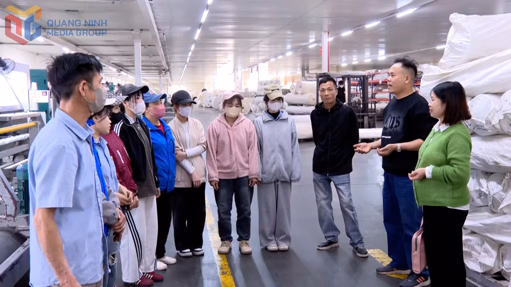 Phó Bí thư Chi bộ Công ty TNHH Công nghệ - Kỹ thuật Ngân Hà trao đổi với các đảng viên ngay tại khu vực sản xuất.