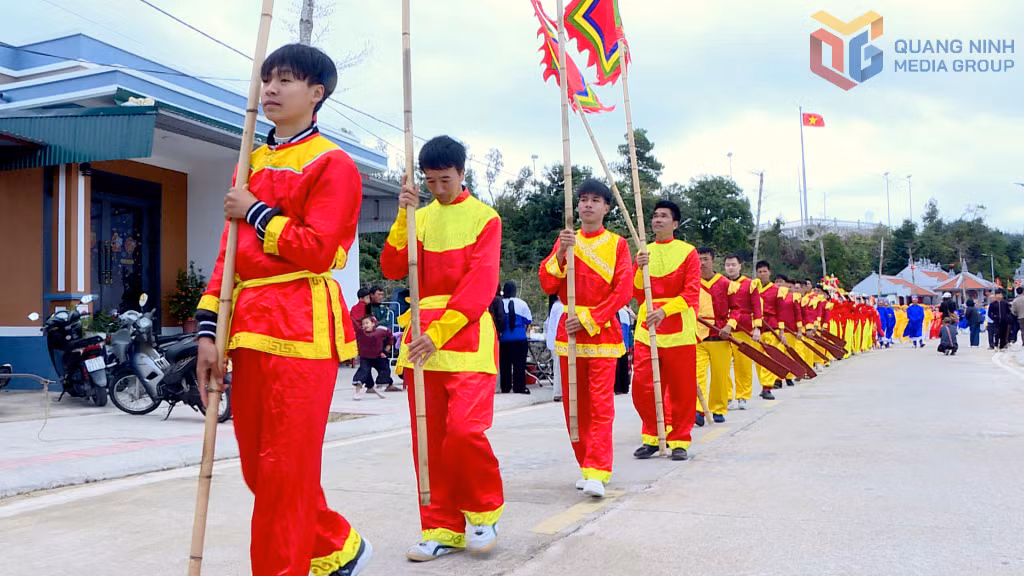 Sau khi lễ tế tại miếu hoàn tất, tất cả cử hành lễ rước từ miếu ra cầu cảng Thanh Lân.