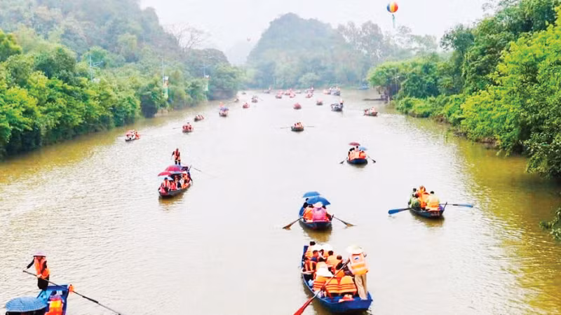 Du khách trảy hội chùa Hương. (Ảnh: LÊ PHÚ)