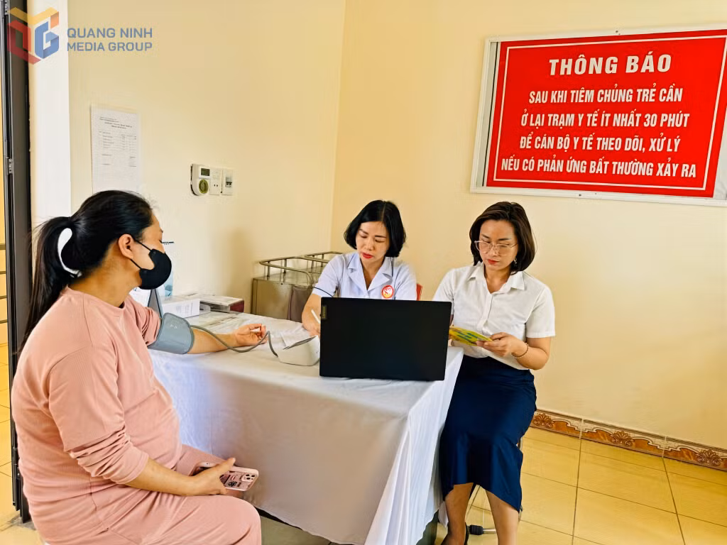 CDC Quảng Ninh giám sát công tác chăm sóc sức khỏe bà mẹ, trẻ em tại Trạm Y tế phường Liên Hòa. Ảnh: Thanh Nga (CTV).