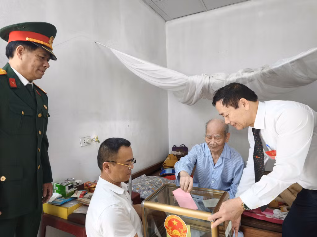 Cử tri cao tuổi tại Khu 2A, phường Cẩm Phả thực hiện quyền bầu cử với hòm phiếu phụ do Tổ bầu cử mang đến tận nơi.