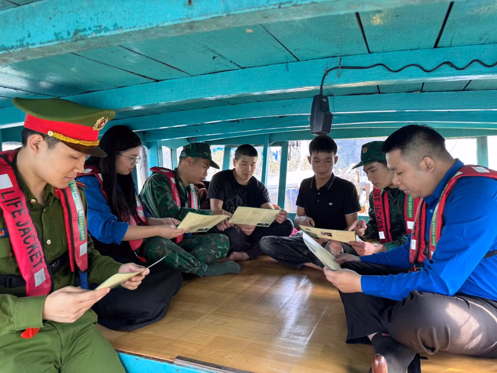 Đoàn Thanh niên phường Hạ Long phối hợp với Hải đội 2 Biên phòng tuyên truyền Luật Biển Việt Nam cho bà con ngư dân trên địa bàn.