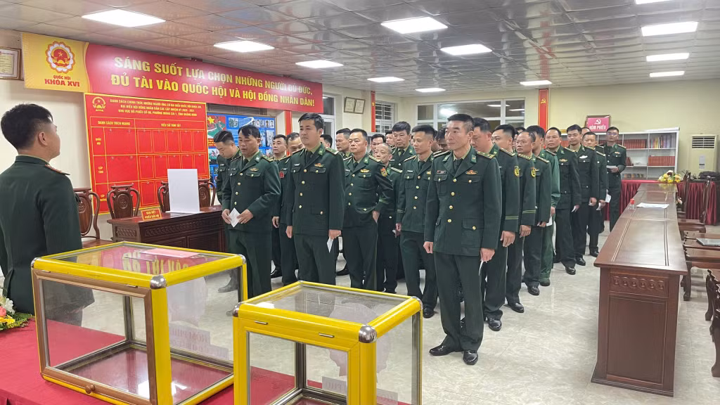 Đúng 6 giờ sáng, lễ khai mạc bầu cử tại Đồn Biên phòng cửa khẩu quốc tế Móng Cái diễn ra trang trọng.