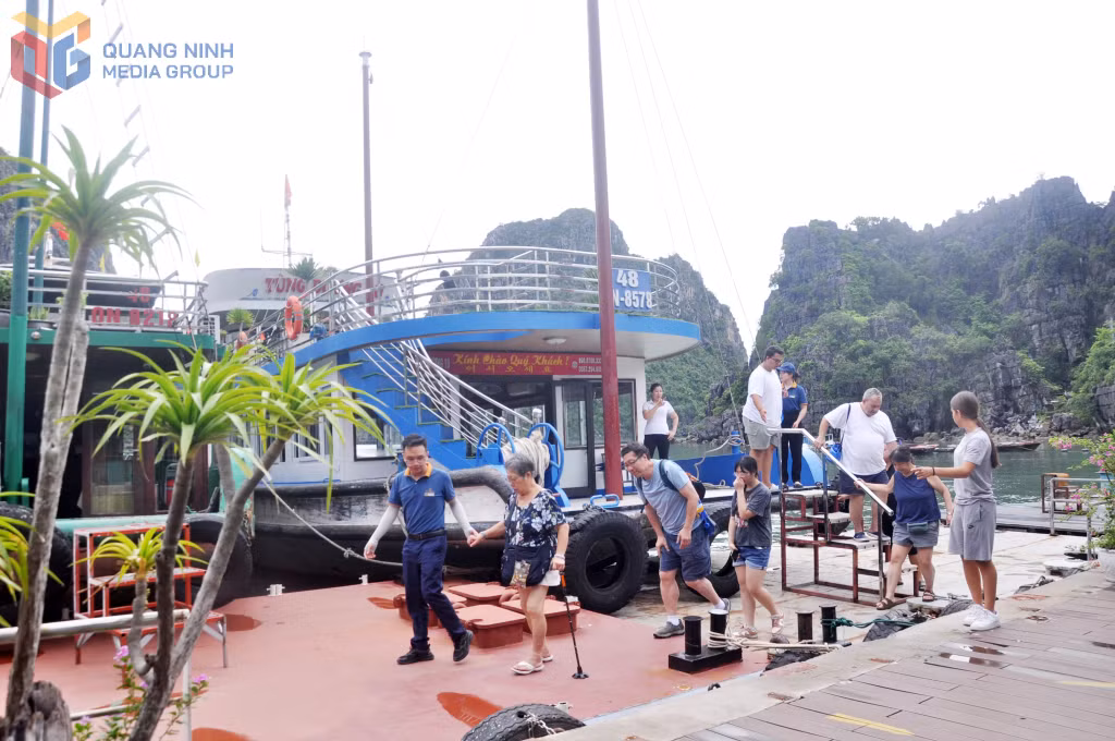 Du khách tham quan tại khu vực Vung Viêng trên vịnh Hạ Long.