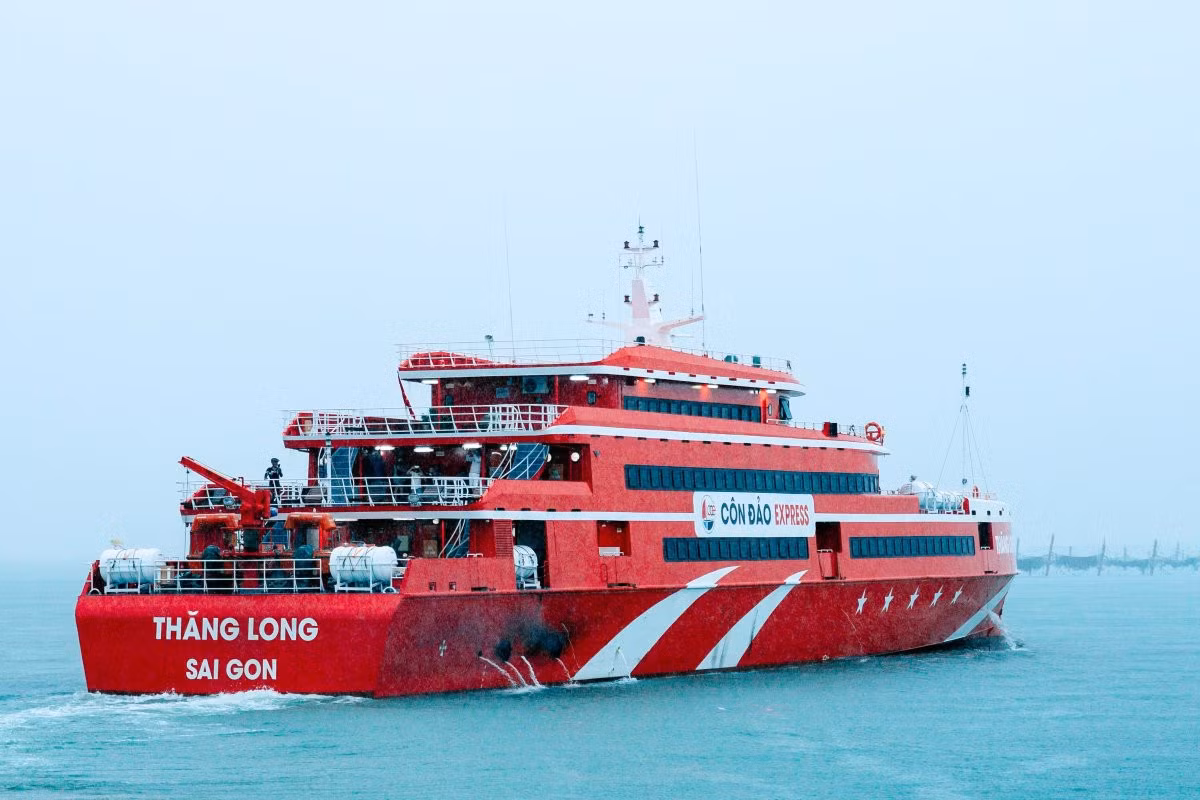 Du khách di chuyển từ Vũng Tàu đến Côn Đảo trên tàu Thăng Long. Ảnh: ĐVCC