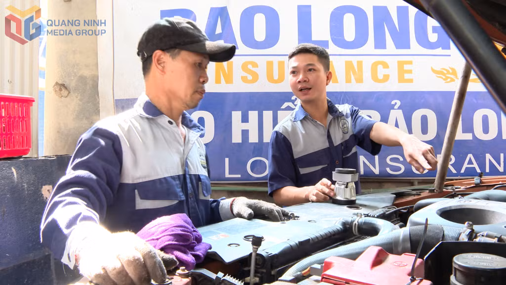 Anh Trần Ngọc Trí (bên phải) đã khởi nghiệp thành công tại Quảng Ninh ở tuổi 31.
