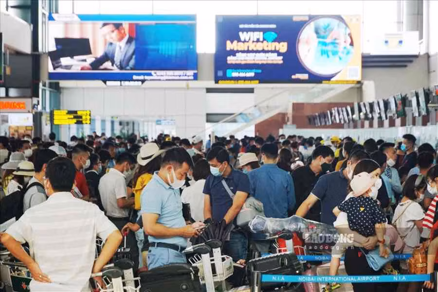 Giá vé máy bay tăng cao ảnh hưởng đến nhu cầu du lịch xa của du khách. Ảnh: Quách Du