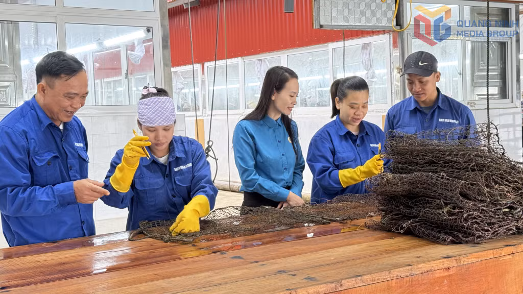 Chị Đinh Huyền Trang cùng một số chị em từ khi mới có bầu đã được Công ty bố trí công việc nhẹ nhàng hơn.