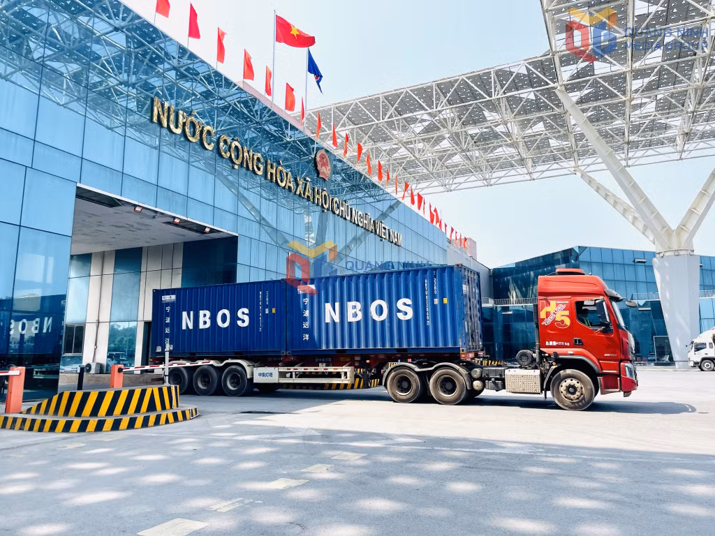 Từ ngày 7/3/2026, Quảng Ninh (Việt Nam) và Quảng Tây (Trung Quốc) sẽ thí điểm triển khai thực hiện thông quan vào 2 ngày cuối tuần tại luồng kiểm soát hàng hoá cặp cửa khẩu Móng Cái - Đông Hưng (khu vực cầu Bắc Luân II).