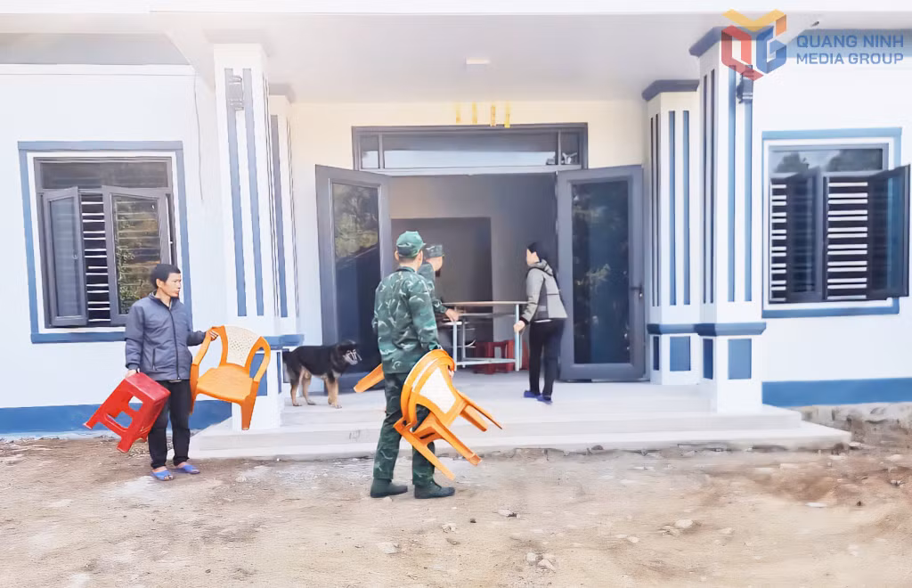CBCS Đồn BPCK Hoành Mô giúp gia đình ông Ngô Tiến Sơn, thôn Đồng Thanh, xã Hoành Mô, chuyển đồ đạc vào ngôi nhà mới do đơn vị vừa phối hợp ủng hộ kinh phí xây dựng.