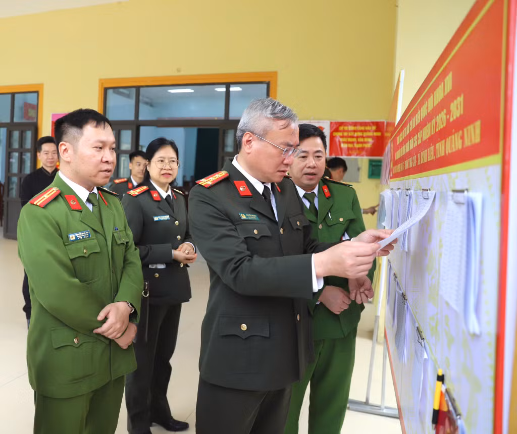 Đồng chí Đại tá Nguyễn Thuận, Phó Giám đốc Công an tỉnh kiểm tra việc cập nhật di biến động cử tri tại xã Bình Liêu.
