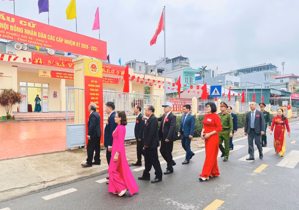 Cử tri đặc khu Vân Đồn nô nức đến khu vực bỏ phiếu số 16, khu 6 dự ngày hội toàn dân.