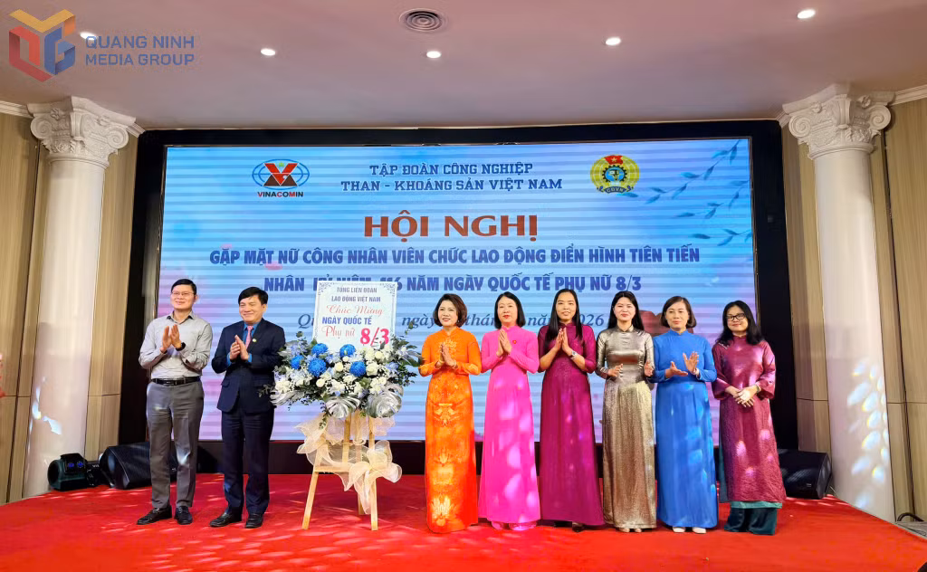Lãnh đạo Tổng LĐLĐ Việt Nam tặng hoa chúc mừng nữ công nhân, viên chức, lao động.