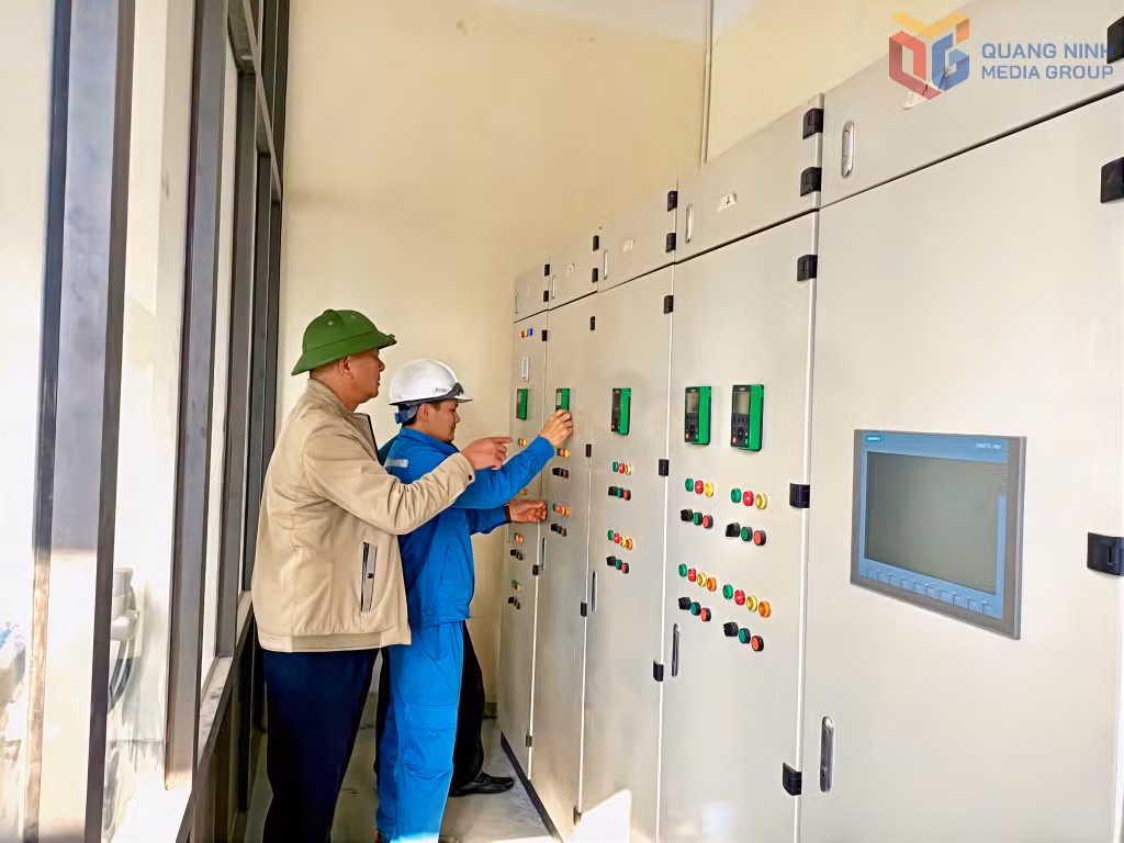 Lãnh đạo Xí nghiệp nước Vân Đồn kiểm tra công tác chạy máy vận hành Nhà máy nước Khe Mai.