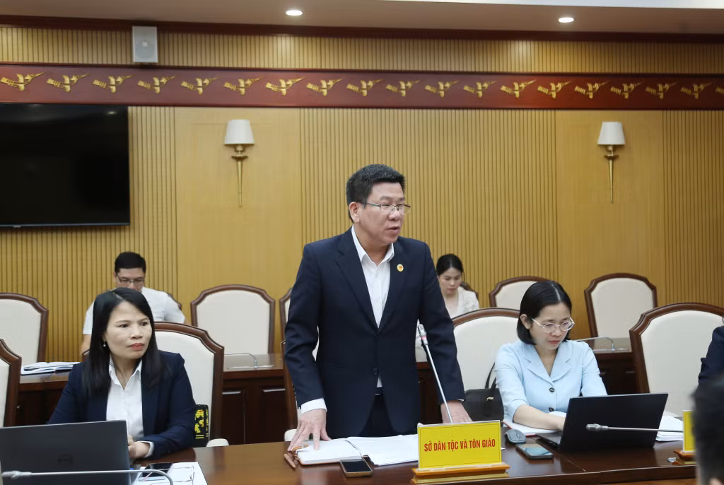 Đồng chí Lục Thành Chung, Giám đốc Sở Dân tộc và Tôn giáo báo cáo tại buổi làm việc.