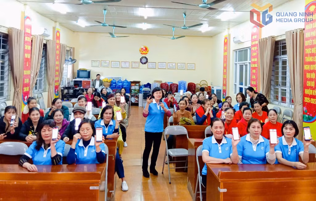 Hội viên Hội LHPN phường Hà Lầm tham gia cuộc thi trắc nghiệm tìm hiểu nghị quyết và Chương trình hành động thực hiện Nghị quyết Đại hội Đảng bộ tỉnh lần thứ XVI.