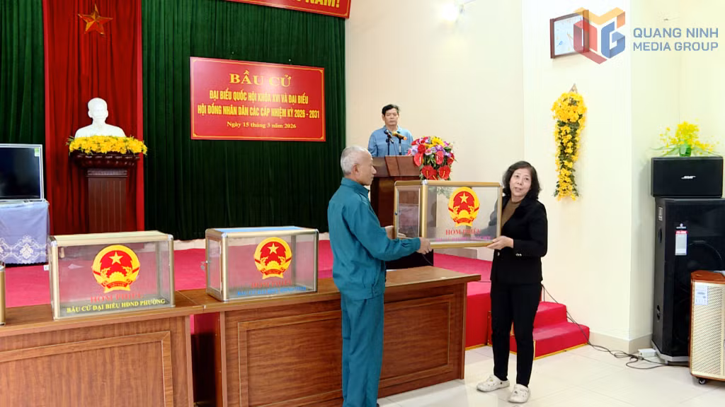 Quy trình kiểm tra hòm phiếu bầu cử.