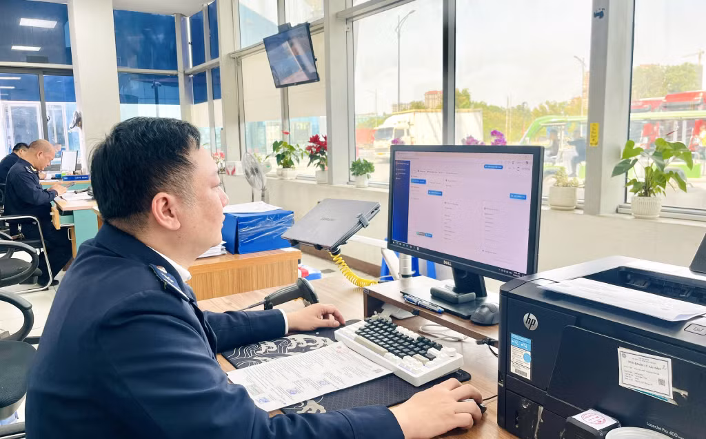 Công chức Hải quan cửa khẩu quốc tế Móng Cái thực hiện thủ tục thông quan hàng hóa tại cửa khẩu Bắc Luân II.